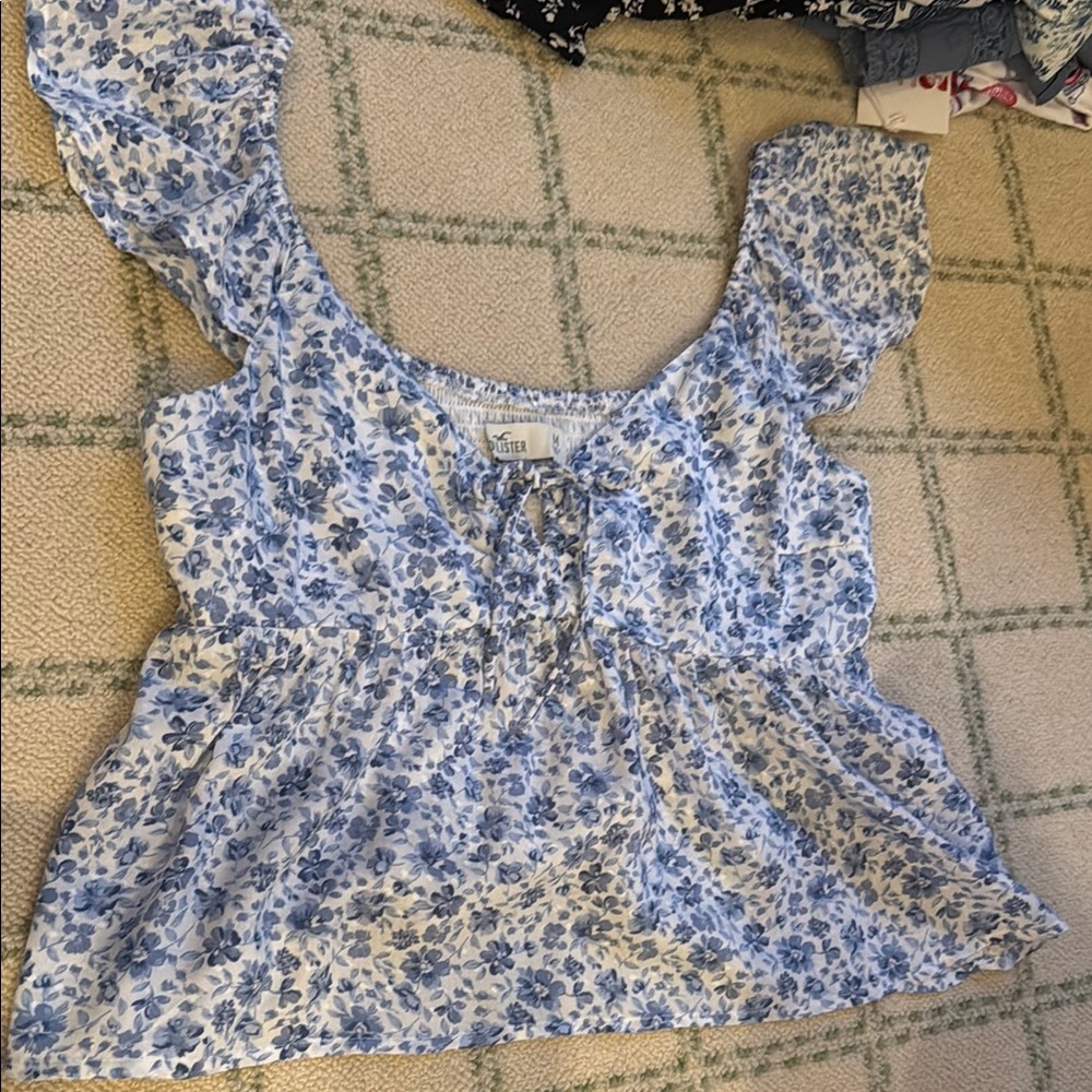 Hollister Cream Ruffled Tie Front Cap Sleeve Blouse